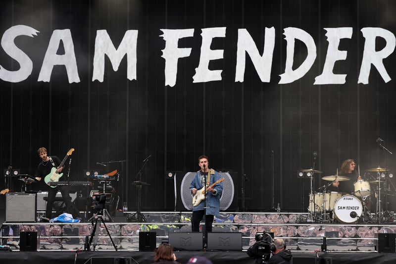 Fender opens this one saying he’s always wanted to play it in front of a setting sun. I can just picture it, a smiling Fender, his biggest ever crowd and a beautiful sunset. Mega.