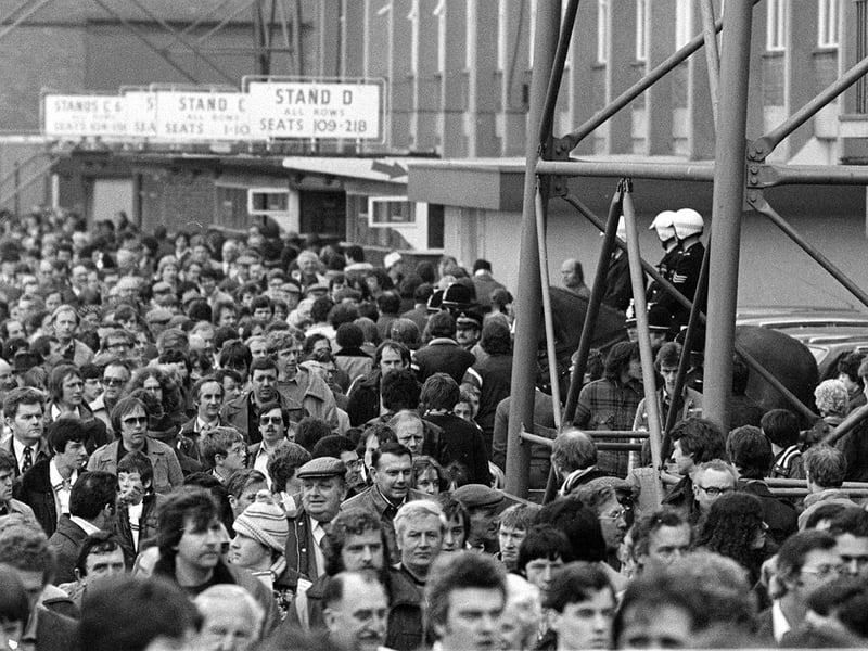 Crowds of Leeds United fans are going to the match in 1980.