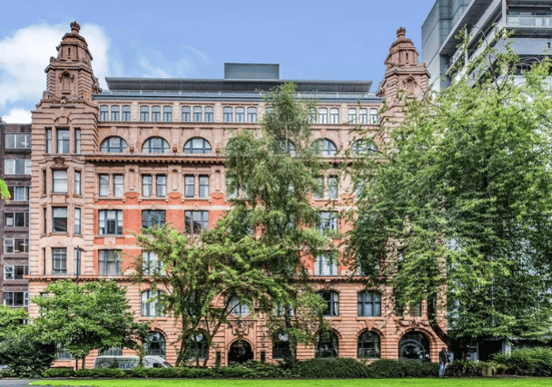 The flat is located in this Georgian era building (Photo: Zoopla)