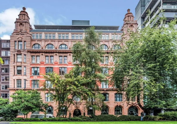 The flat is located in this Georgian era building (Photo: Zoopla)