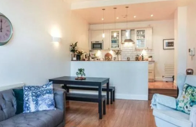 The kitchen and reception area (Photo: Zoopla)