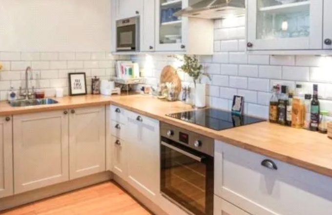 The cooking area of the kitchen (Photo: Zoopla)