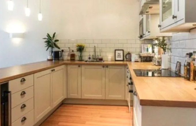 There is plenty of space for food prep in the kitchen (Photo: Zoopla)
