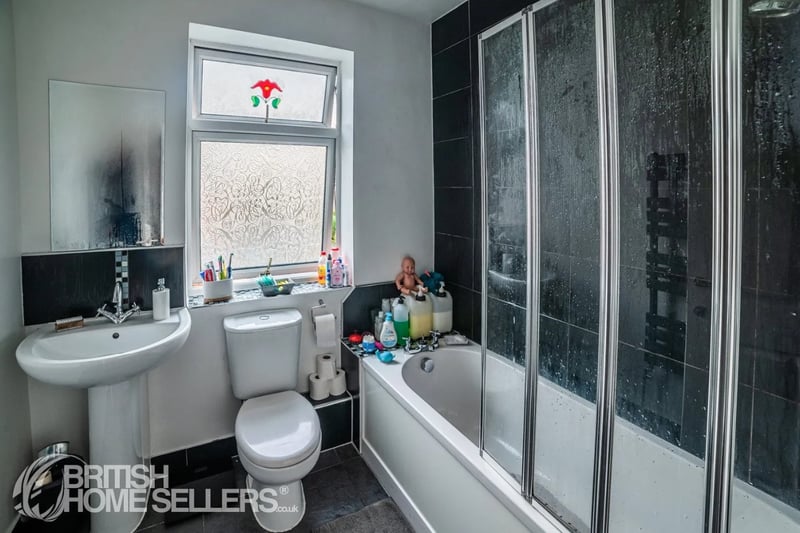 Shower room with bathtub