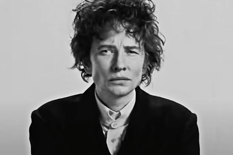 Blanchett is unrecognisable as legendary singer Bob Dylan in I’m Not There (2007), playing the quirky singer-songwriter while touring in England.