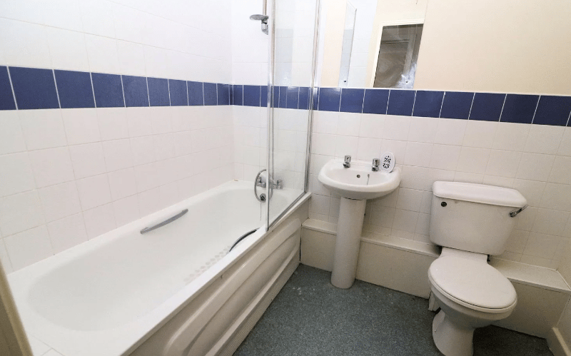 The final picture of the one bedroom flat shows a big bathtub and all of the usual amenities 