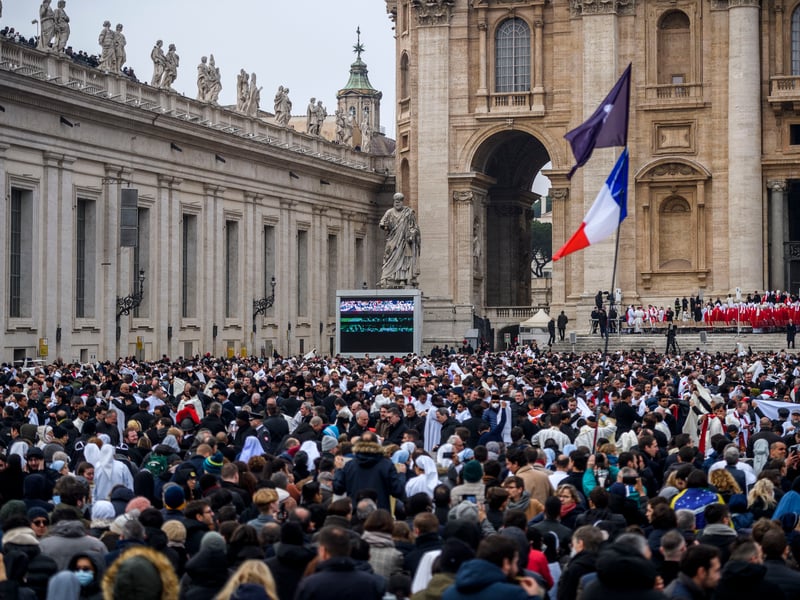 A general view shows the Pope Emeritus Benedict XVI funeral mass at St. Peter’s square.