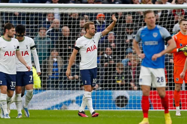  Harry Kane (C) celebrates after scoring the opening goal of the English FA Cup third round 