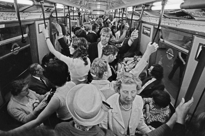 Commuters packed into a London underground train at rush hour, UK, 10th July 1973.  (Photo by Evening Standard/Hulton Archive/Getty Images)