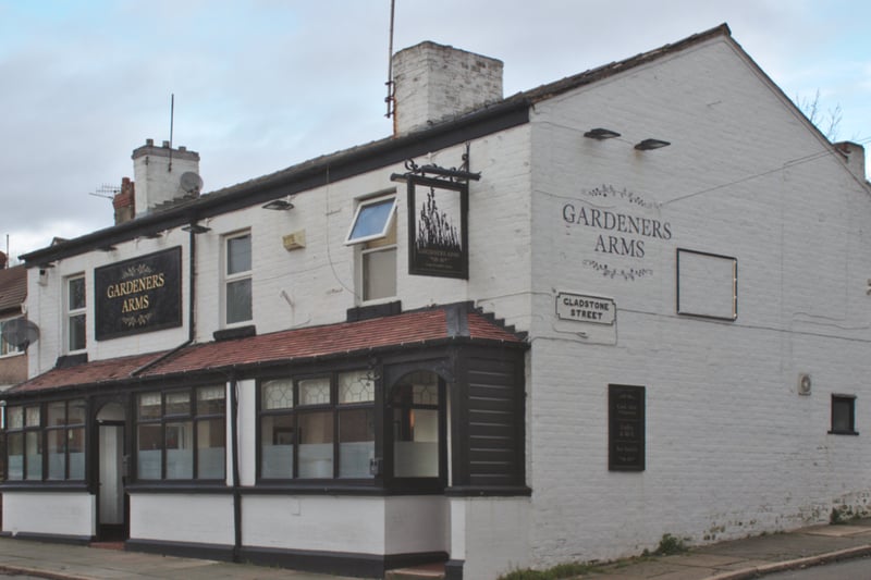 Gardeners Arms is famous for its craft ales, engaging sports offer, and live entertainment at the weekends. It’s a true community hub for locals to enjoy a drink and catch up. The trading area is one room, open plan with the bar situated in the middle supervising and serving all areas. The private accommodation consists of three bedrooms, a lounge, a kitchen, and a bathroom. According to FindMyPub, the annual rent is £22,000 with an ingoing cost of £5,875.