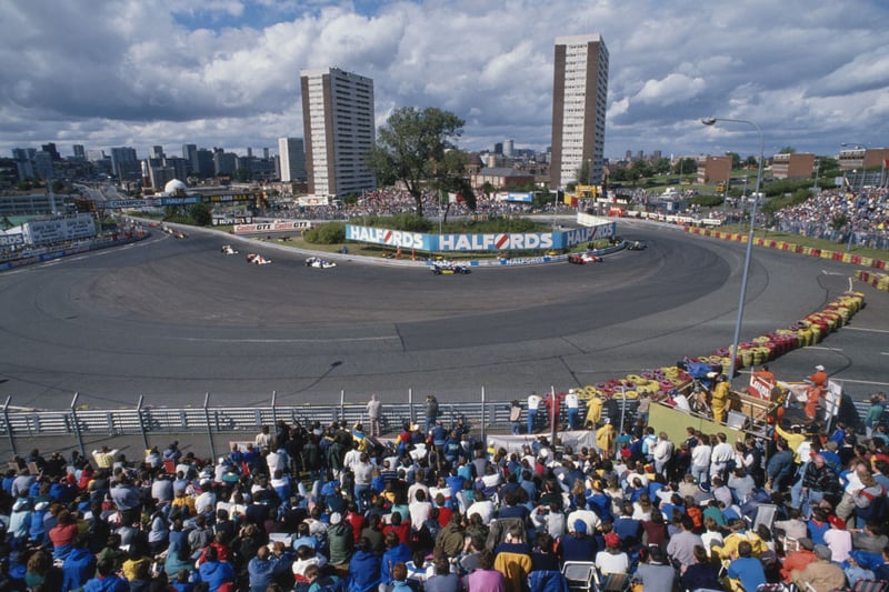Crowds of spectators watch the race action during the FIA International F3000 Championship Halfords Birmingham Superprix race on 29th August 1988 on the streets of Birmingham, Great Britain. (Photo by Pascal Rondeau/Getty Images)