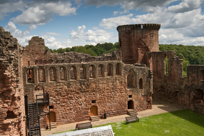 Bothwell Castle can be found between Uddingston and Bothwell. The castle saw a great deal of action during the Wars of Independence with England. 