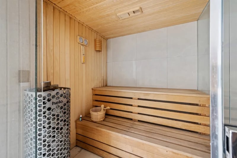 The wooden sauna in the leisure suite