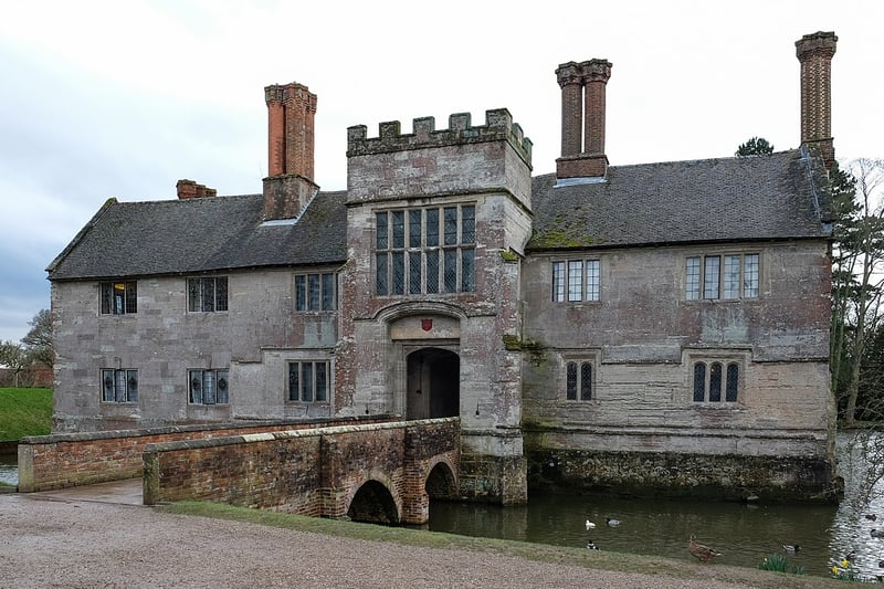 This is a moated manor house with late medieval, Tudor and 20th-century histories. It was the home to the Ferrers family for 500 years. It is now owned by National Trust and is open to the public. There are gardens, parkland, and eating options to explore here.The house, gardens and grounds at Baddesley are open every day of the week. House opening is subject to volunteer availability. (Photo - Wikimedia Commons/DeFacto)