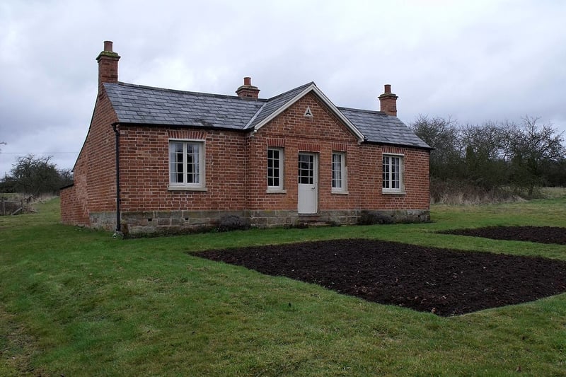 Rosedene is a restored, 1840s cottage with an organic garden and orchard, illustrating the mid-19th-century Chartist movement. The orchard and kitchen garden have been restored to reflect the self-sufficient ways of the first Chartist settlers who lived in the cottage. (Photo - Paul Shreeve / ‘Rosedene’ Chartists Cottage, Dodford / CC BY-SA 2.0)