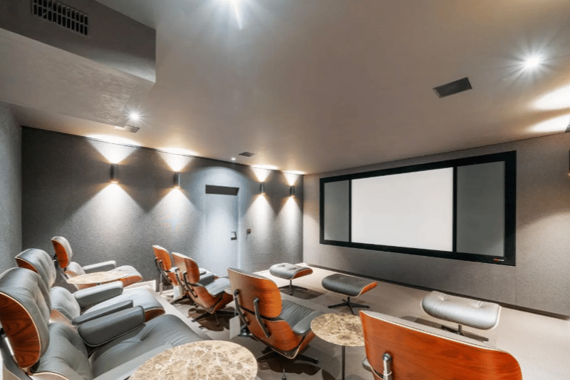 One of USP of this property would definitely be this fully functioning cinema room. Watch the latest blockbuster or TV shows with all your friends and loved ones