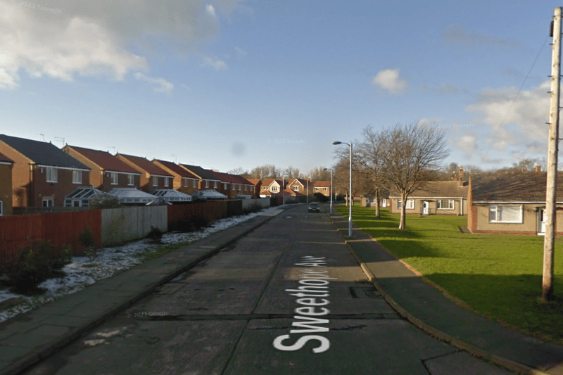The estimated average annual total household income in Ashington Hirst is £29,000.
