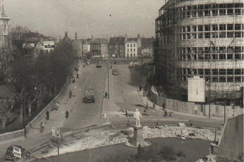 The Samuel Morley statue can be seen in the middle of the junction leading to Horsefair on the right. Also on the right is the construction of Lewis’ (now Primark).