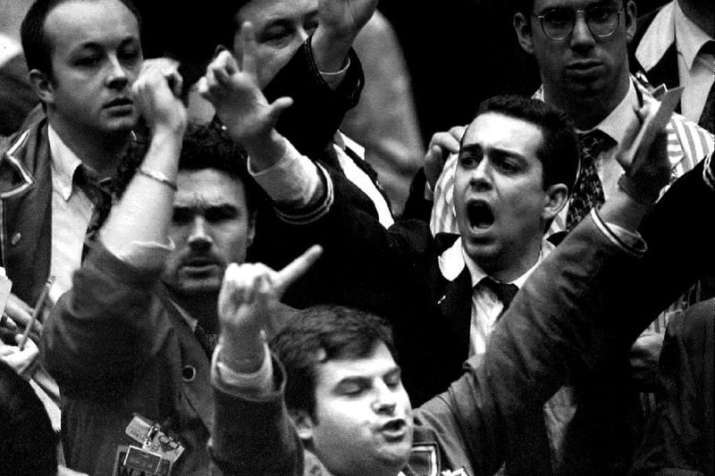 Dealers on the floor of the London International Financial Futures and Options Exchange shout options on January 26, 1993, after Chancellor of the Exchequer Norman Lamont lowered the interest rate to 6% - the lowest level since 1977. (Picture: Gerry Penny/AFP via Getty Images)