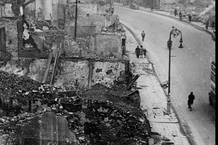 Here is Victoria Street. The area was badly damaged by Bristol’s first major air raid on November 24, 1940 as large high explosive bombs and incendiaries were dropped here. 