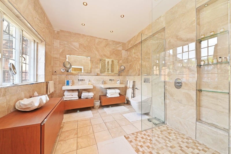 Another angle of the bathroom (Photo: Zoopla) 