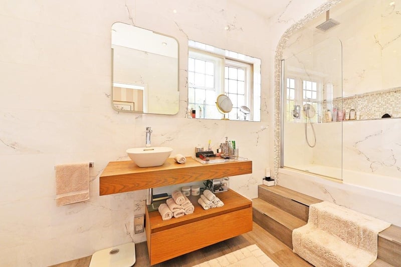 Inside one of the three bathrooms (Photo: Zoopla) 