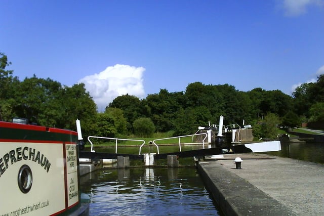 Knowle Locks are considered fairly new in canal historical terms as they were built in the 1930s. It is currently undergoing repair. They were built alongside the original single locks speed up traffic along the canal. The single locks are no longer in use, but the remains of the original locks are visible along the canal. It is great for spotting wildlife. (Photo - Graham Butcher / Knowle Locks / CC BY-SA 2.0)