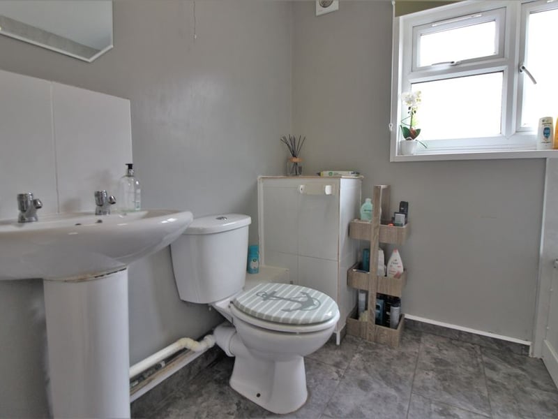 Sink and WC in the bathroom