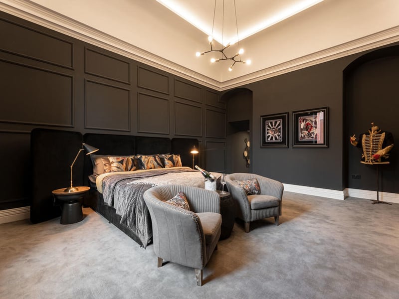 A large spacious bedroom.