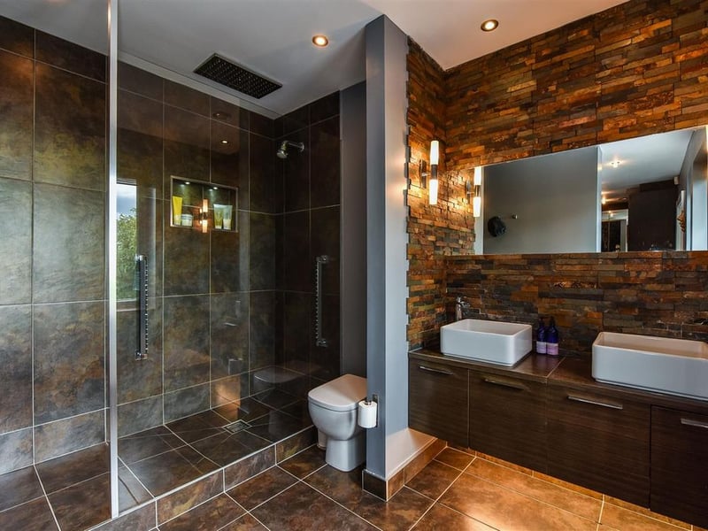 Master bedroom en-suite