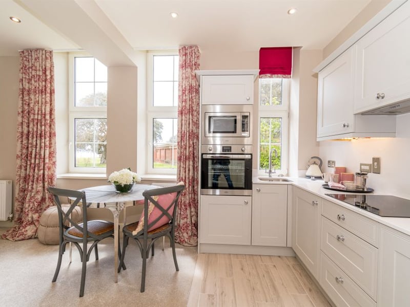 Modern kitchen/dining area