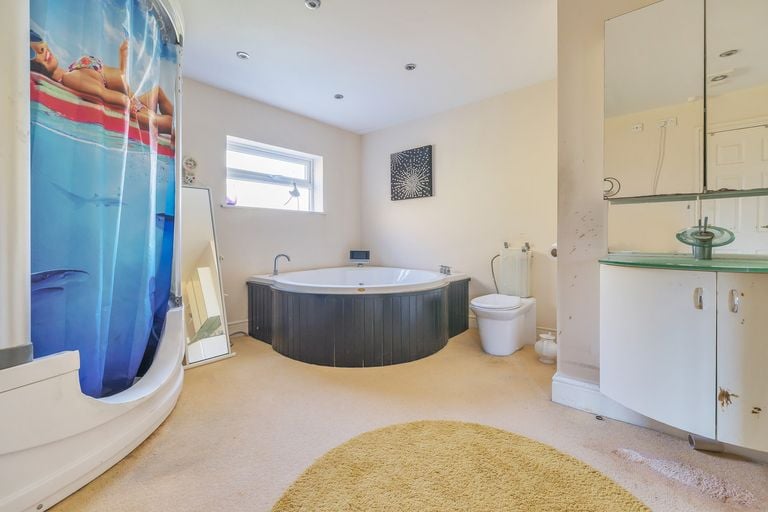 A large bathroom