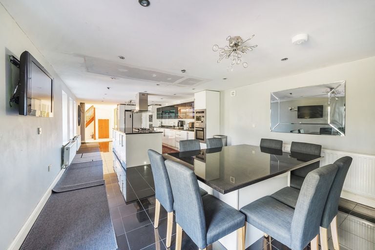 An open plan kitchen/diner