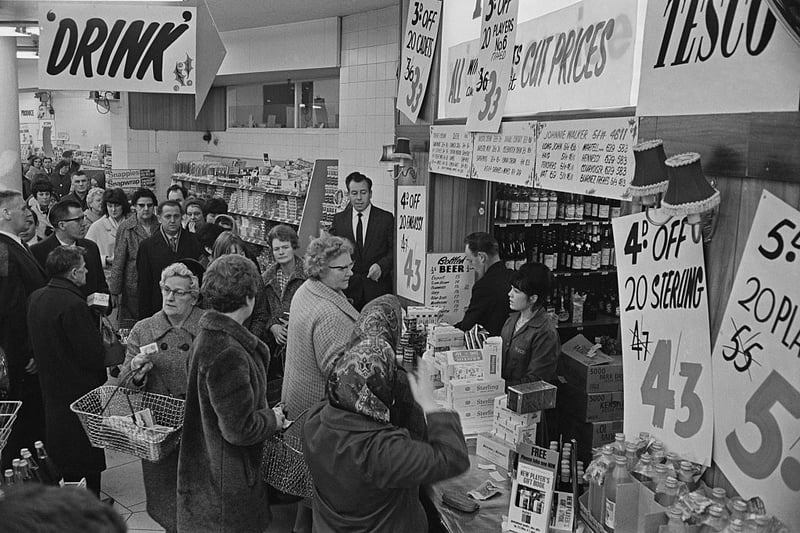 Customers queuing for cut-price cigarettes at a supermarket in Birmingham, 18th January 1967. (Photo by R. Viner/Daily Express/Hulton Archive/Getty Images)