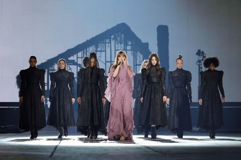 Performing eight songs in total from ‘Folklore’, including this concert’s surprise song ‘Mirrorball’, Swift made sure to give the award-winning album the star treatment it deserves. 