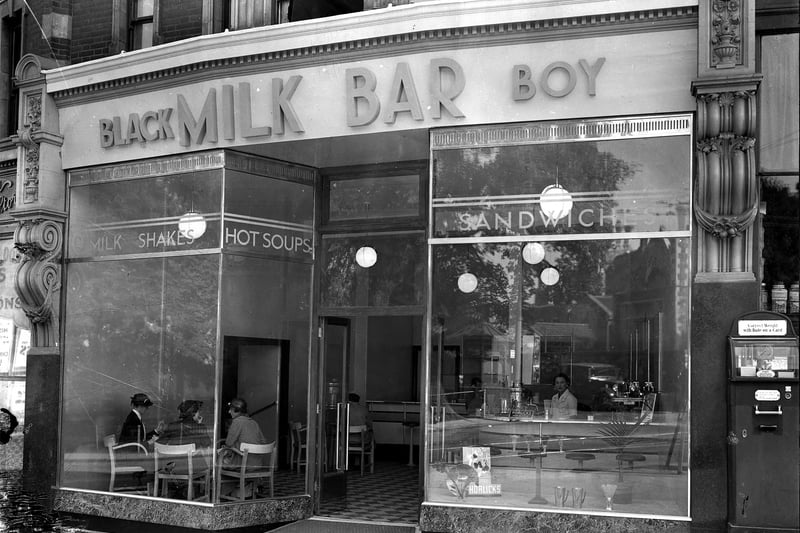 Unfortunately, we can’t find any information about the history of this milk bar. The shop appears quiet in this picture, where milk shakes, hot soups and sandwiches are advertised. Do you know anything about this store? Email hello@bristolworld.com