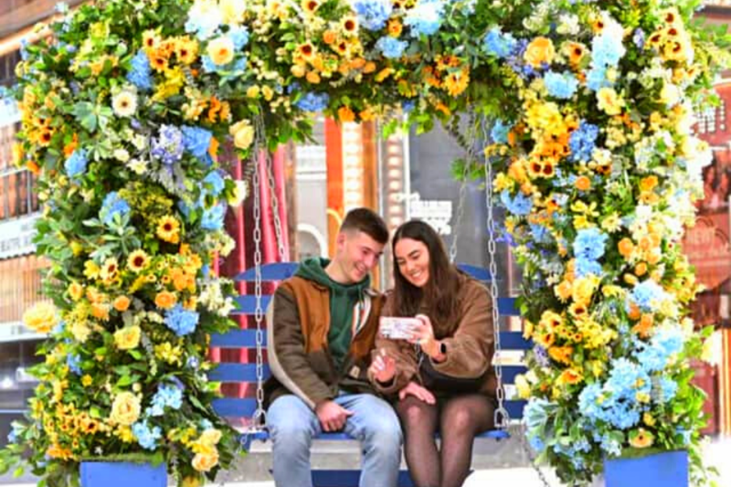 A blue swing seat, in the shape of a heart, has appeared on Paradise Street. Covered in beautiful blue and yellow flowers, it’s a great spot for a cute picture!