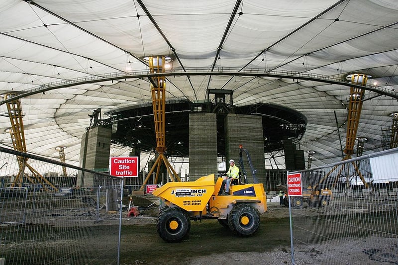 Work under way in 2006 as the Millennium Dome became home to the O2 Arena.  (Photo by Daniel Berehulak/Getty Images)