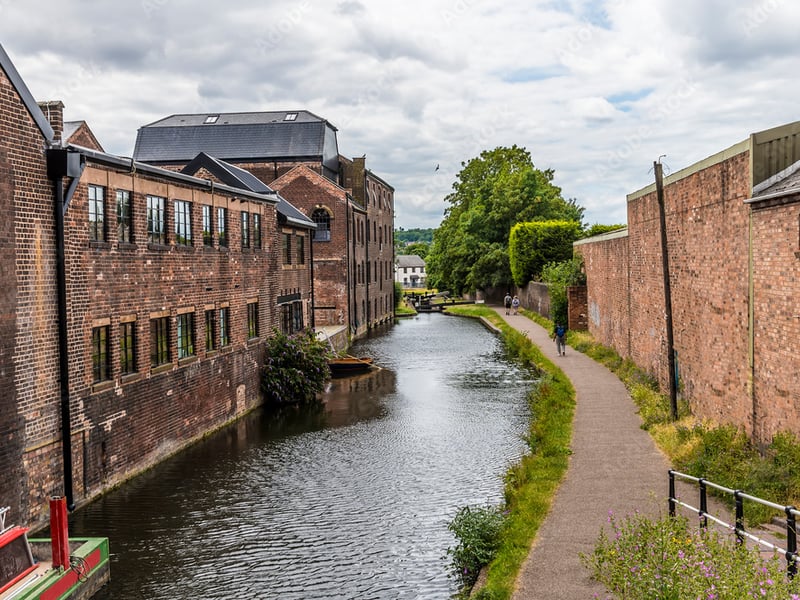 The town was established in the early Middle Ages. Since then, it has been developed during Roman and Saxon times and during the reigns of Elizabeth and Victoria. Though an agricultural market town it is also renown for its glass-making. Less than 40 minutes from Birmingham, the Hagley Hall is located here and is worth a visit apart from the various glass centres.