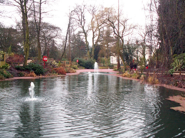 This park covers around 35 acres of area and was the first urban park in Birmingham to achieve Green Flag status. The area around the main house and conservatory features high quality seasonal bedding schemes, trees, shrubs and a refurbished pool area.
 