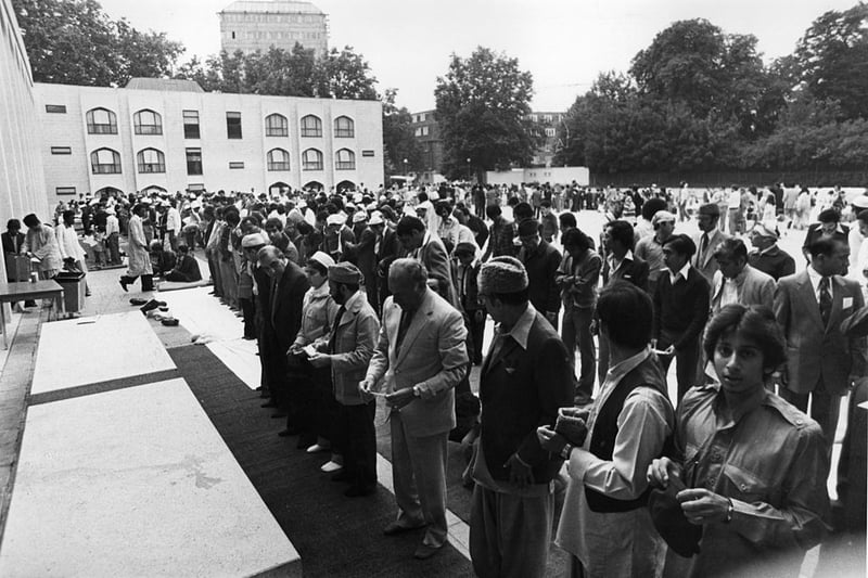 12 August 1980:  Muslims celebrating the festival of Ramadan at London’s Regents Park mosque.  (Photo by John Minihan/Evening Standard/Getty Images)