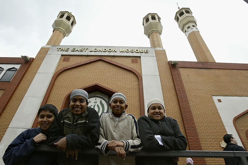 Muslims leave the East London Mosque after prayer on the second Friday of the Muslim holy month of Ramadan October 22, 2004 in London. (Photo by Abid Katib/Getty Images)