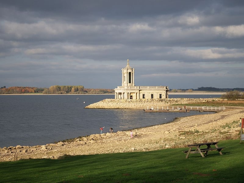 What the Sunday Times said: “Britain’s smallest county does a good job of living up to its
multum in parva motto, packing a lot of goodness into its very little area. For seekers of sophisticated country living, it has everything. There are good schools and a practical location but also the pastoral landscape and Rutland Water. Rutland is
full of unspoilt villages with dreamy country pubs, and the twin towns of Oakham and Uppingham are old-fashioned in the best possible way, with butchers, bakers, antique shops and markets, as well as Scandi cafes and smart boutiques.” (Photo - NotFromUtrecht/Creative Commons Attribution-Share Alike 3.0 Unported)