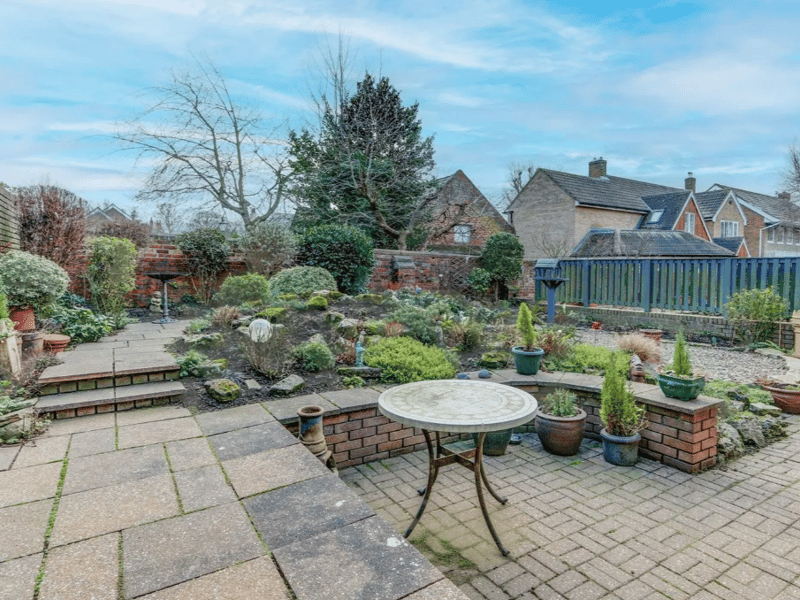 Straight away we have a look at the huge back garden that looks luxurious