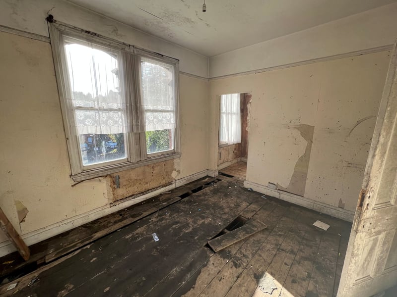 The loose floorboards in the mansion