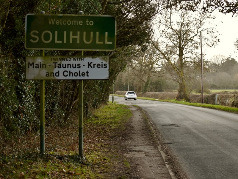Commute: Easy access into Birmingham; a highly-rated commuter destination.
Typical house price: Higher than many nearby towns (premium area) Vibe: Suburban, good schools, lots of green space.
Best for: Professionals/families wanting comfort + strong links.
Considerations: You’ll pay more for housing.