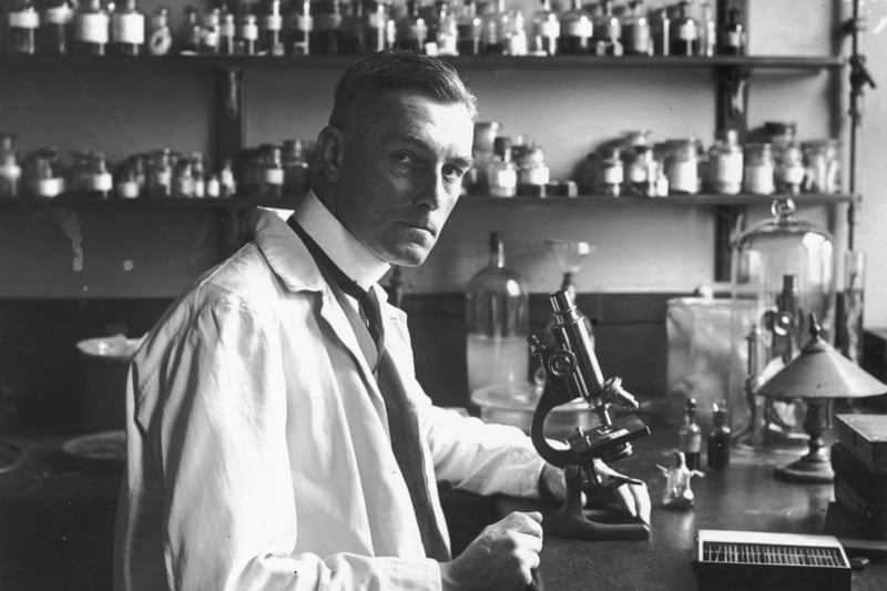 1921:  British scientist and pioneering pathologist Sir Bernard Spilsbury (1878 - 1947), at St Bartholomew's Hospital, London.  (Photo by Topical Press Agency/Getty Images)