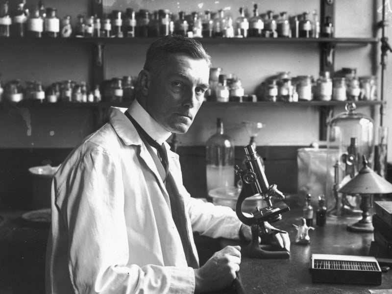 1921:  British scientist and pioneering pathologist Sir Bernard Spilsbury (1878 - 1947), at St Bartholomew's Hospital, London.  (Photo by Topical Press Agency/Getty Images)