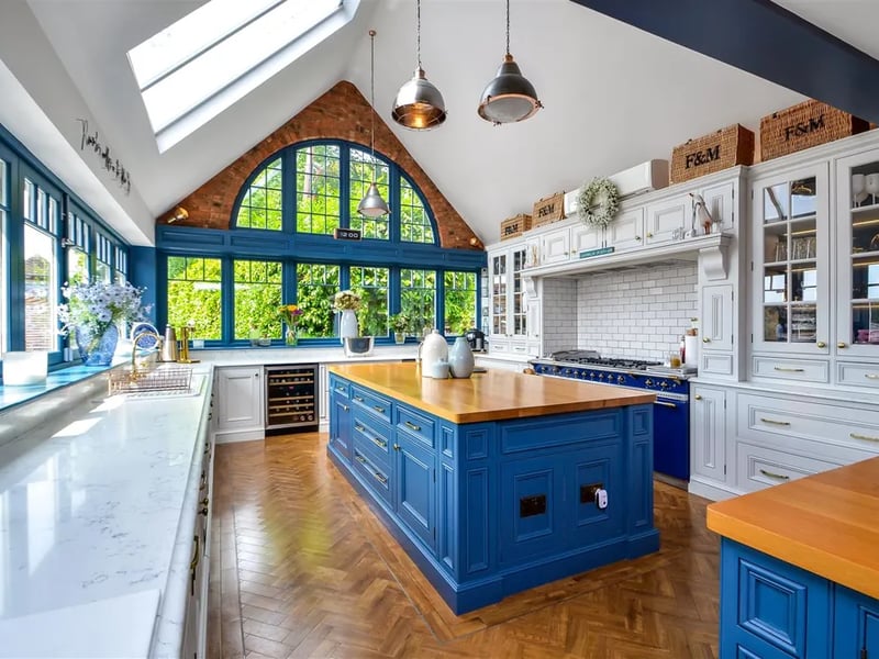 Fitted kitchen with vaulted ceiling