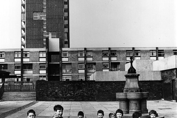 Children pose for a picture in the rebuilt Gorbals, Glasgow. (Photo by Albert McCabe/Evening Standard/Getty Images)